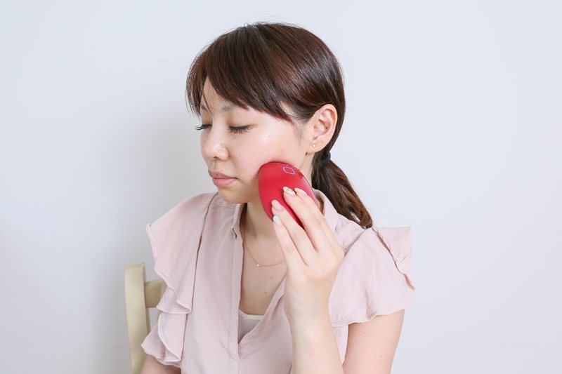 MNTの制作風景 10(商品を実際に手に取り、使って確かめている様子)