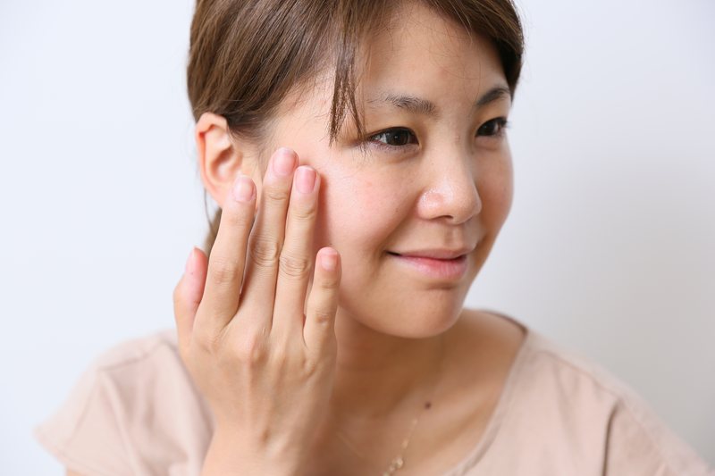 MNTの制作風景 12(商品を実際に手に取り、使って確かめている様子)